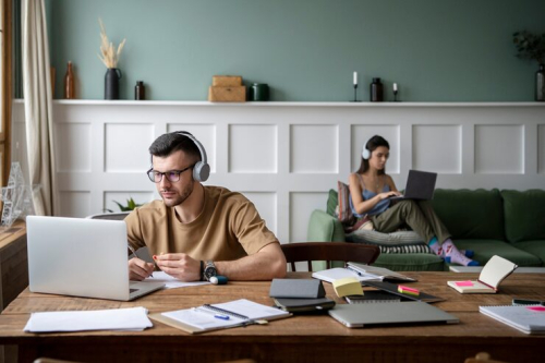 Online Platforms Help Professionals Study While Employed